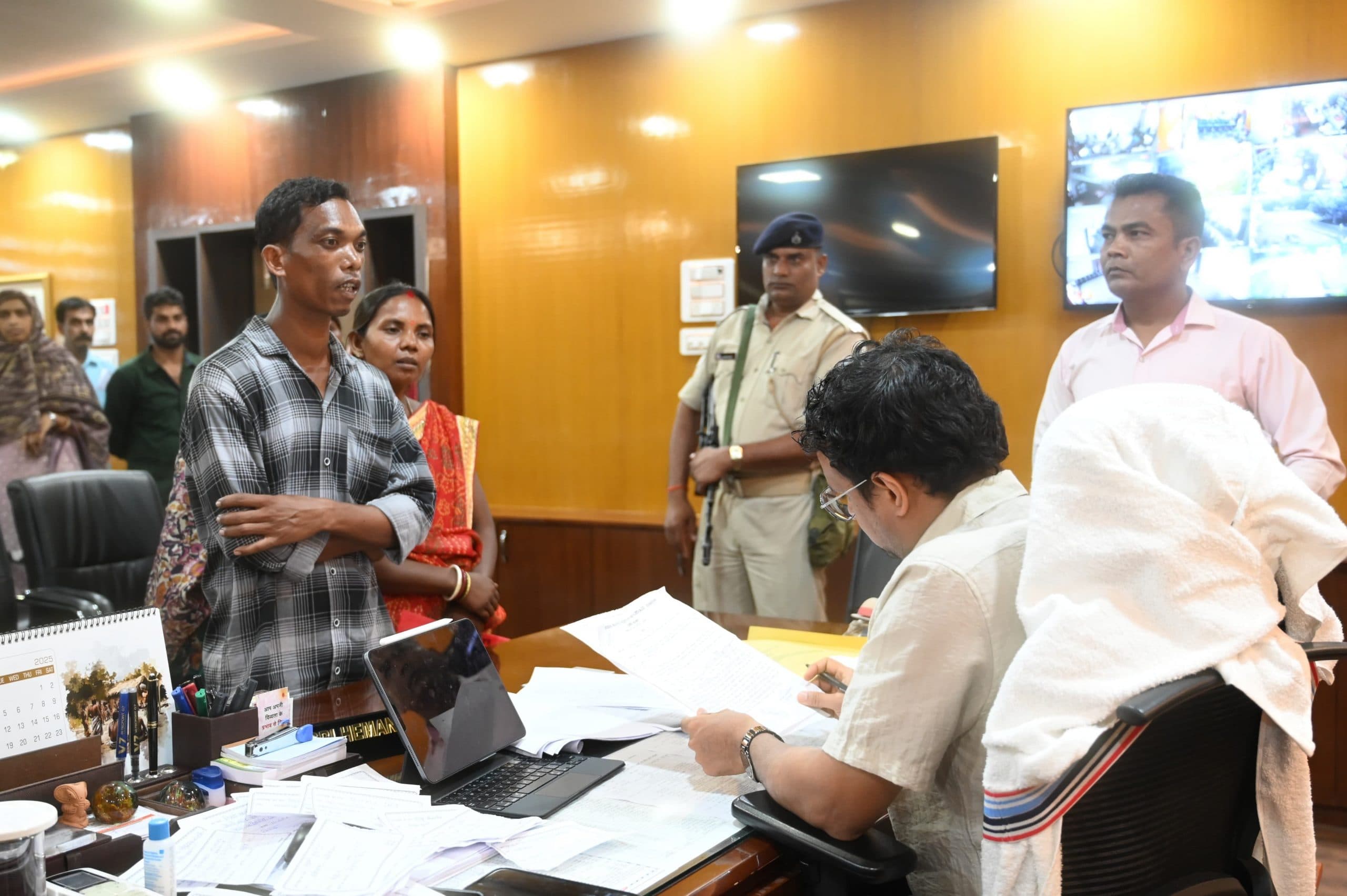 .साहिबगंज में डीसी हेमंत सती की अध्यक्षता में जनता दरबार आयोजित