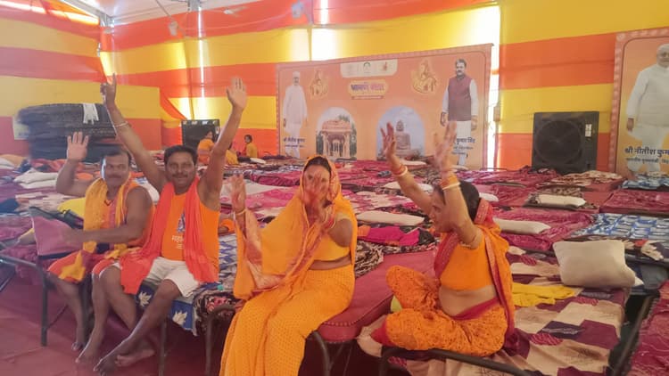 रिमझिम फुहार के बीच कांवरिया देवघर रवाना, बोल बम से गूंजा कांवरिया पथ