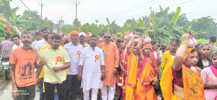 हनुमान मंदिर से निकाली कलश यात्रा
