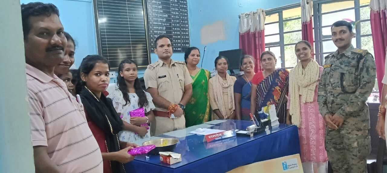 बच्चियों ने पुलिसकर्मियों को बांधी राखी