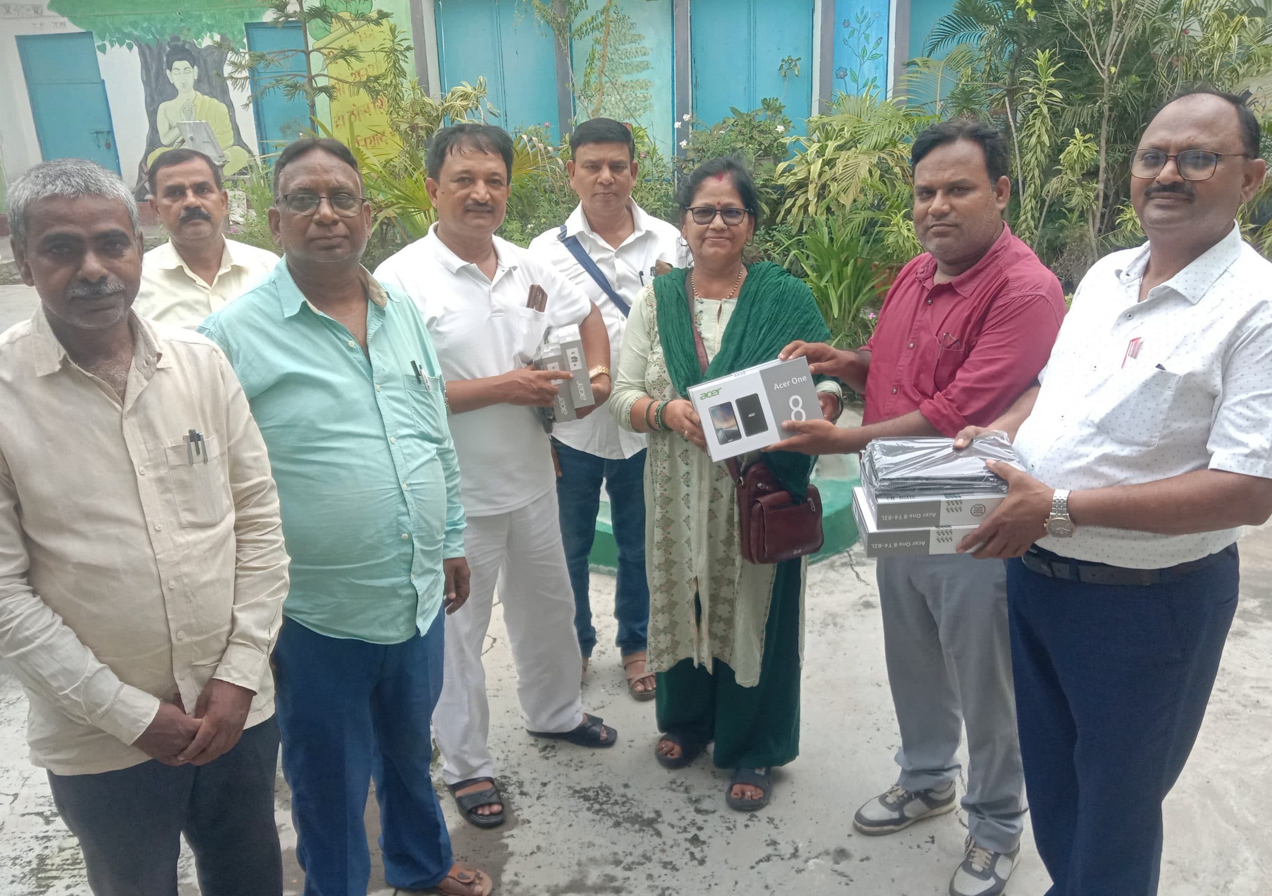 शिक्षकों के बीच बांटे गये टैब