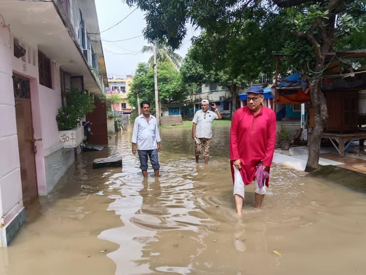 शहरी क्षेत्र के छह वार्ड में फैला गंगा का पानी, श्मशान घाट डूबा