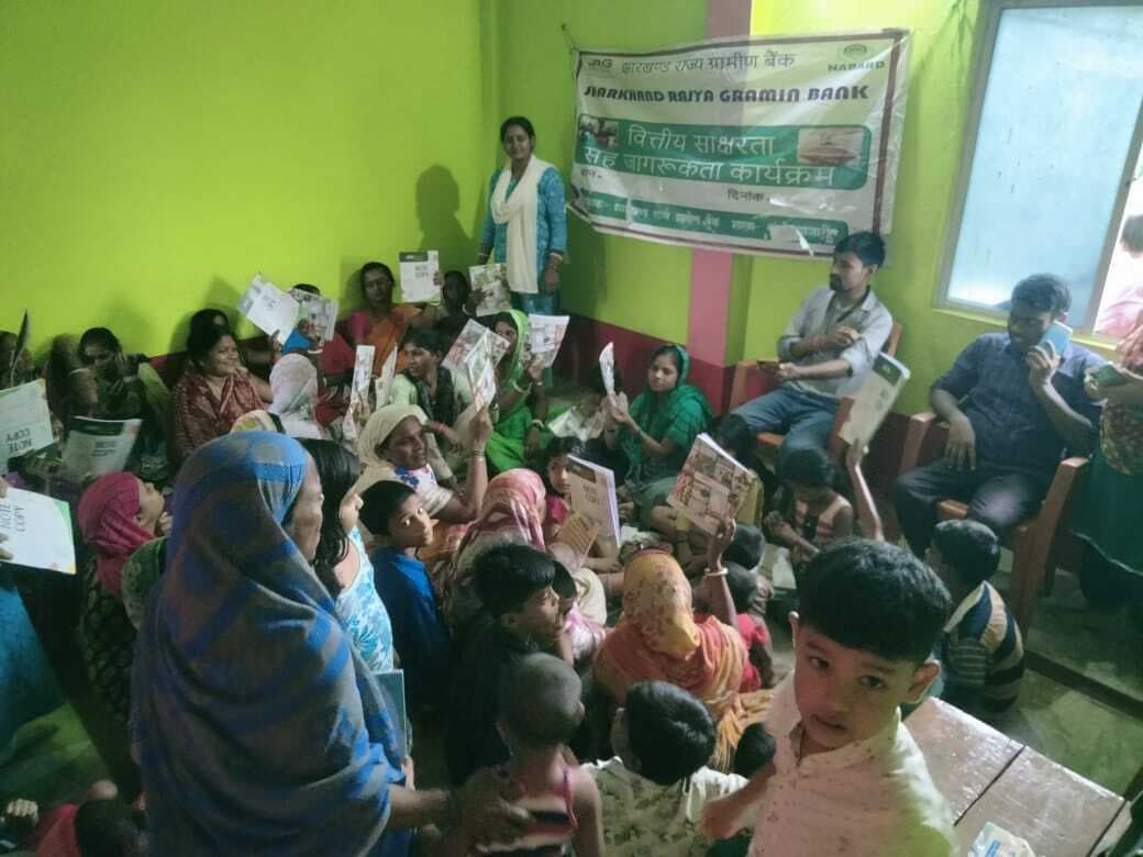 बैंक कर्मी ने महिलाओं को दी साइबर फ्रॉड से बचने की जानकारी