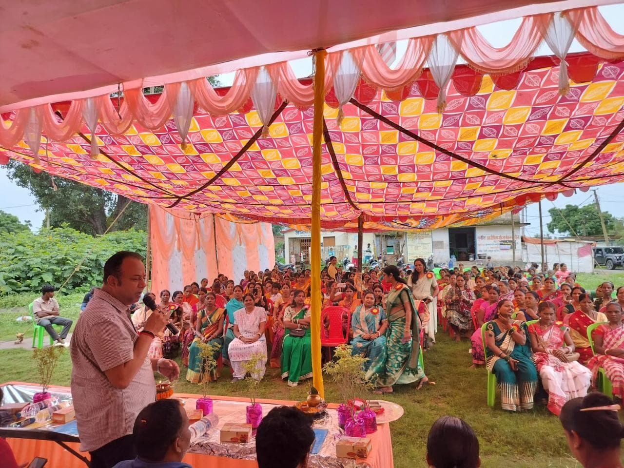 समूह से जुड़कर स्वावलंबी बन रही हैं दीदी : जायसवाल