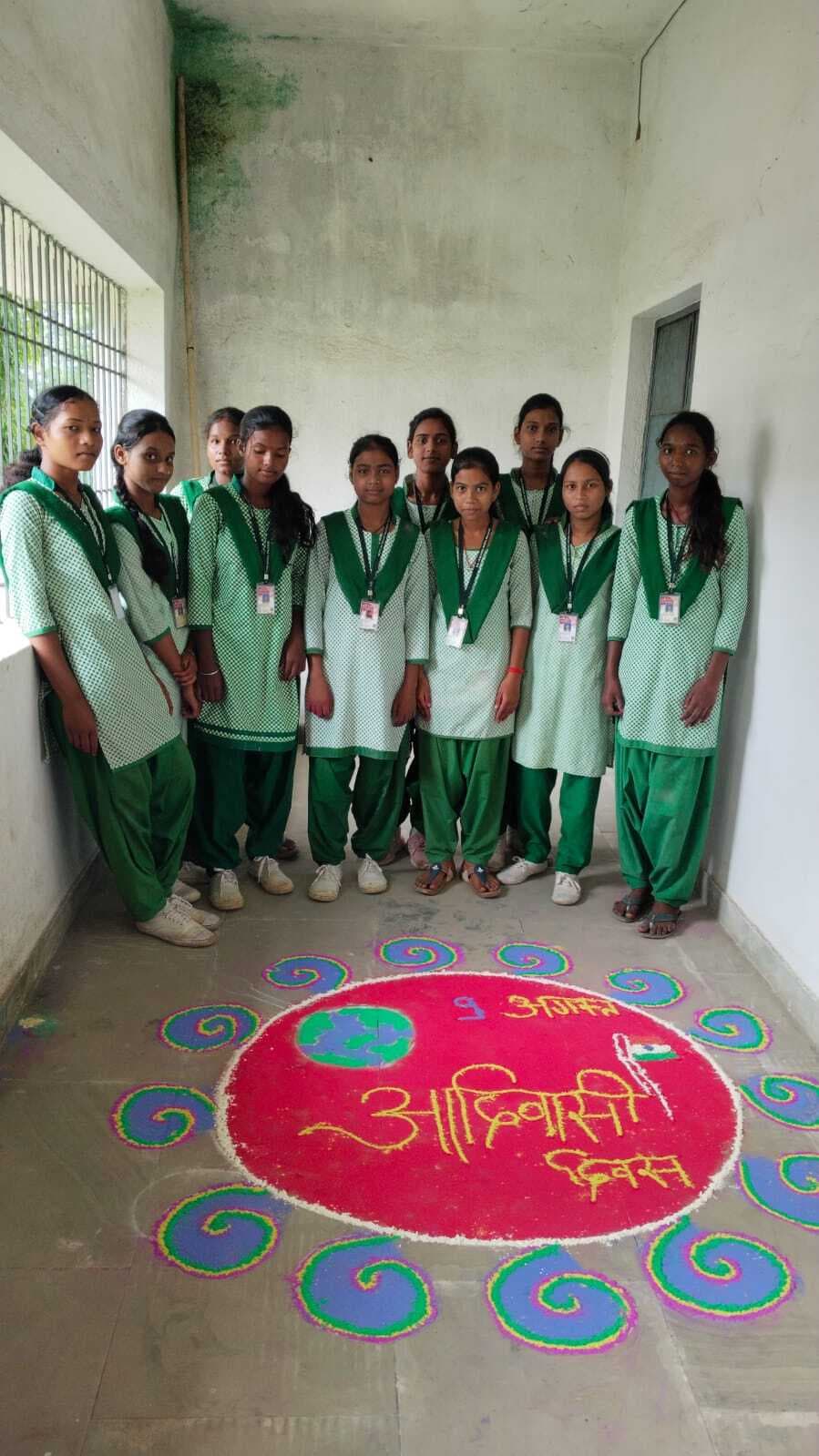 स्कूली बच्चों ने रंगोली व चित्रकला में दिखायी प्रतिभा