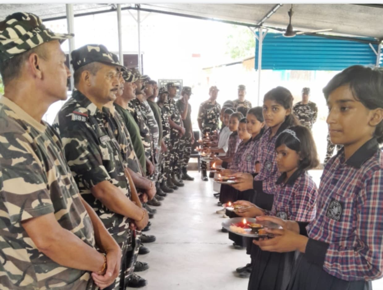 एसएसबी जवानों को स्कूली बच्चियों ने बांधी राखी