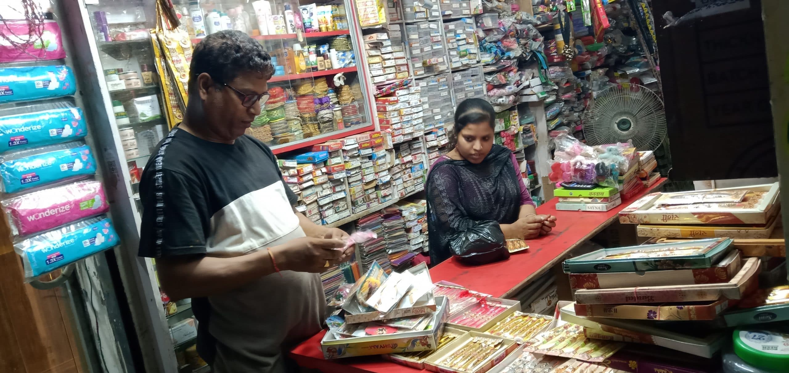 रक्षाबंधन को लेकर बाजार में उमड़ी भीड़, खूब हुई राखी और मिठाई की बिक्री