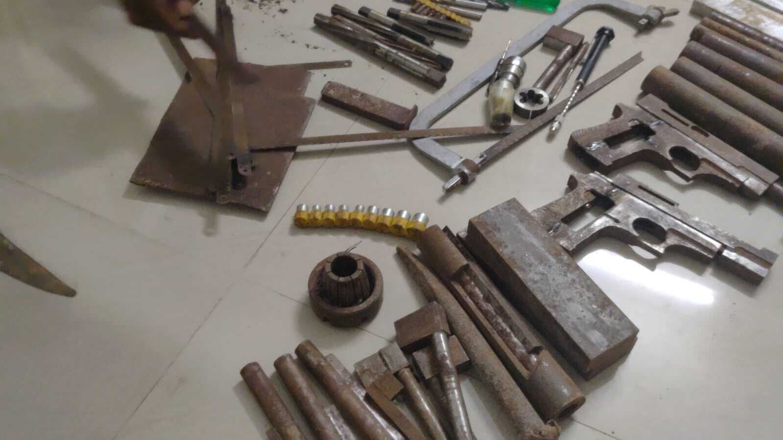 मलयपुर में हथियार फैक्ट्री का खुलासा, अर्धनिर्मित पिस्तौल व उपकरण बरामद