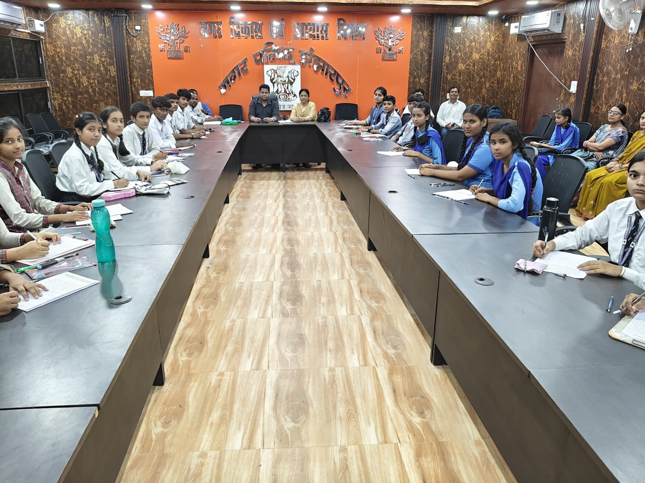 Madhubani News : स्कूली छात्रों के बीच निबंध प्रतियोगिता का हुआ आयोजन