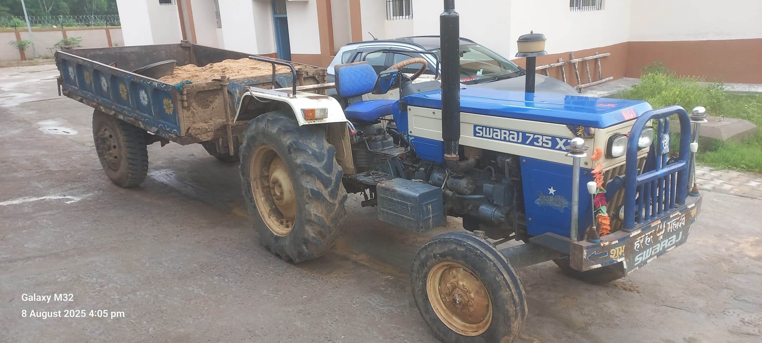 अवैध बालू खनन करते हुए पुलिस ने एक ट्रैक्टर को किया जब्त