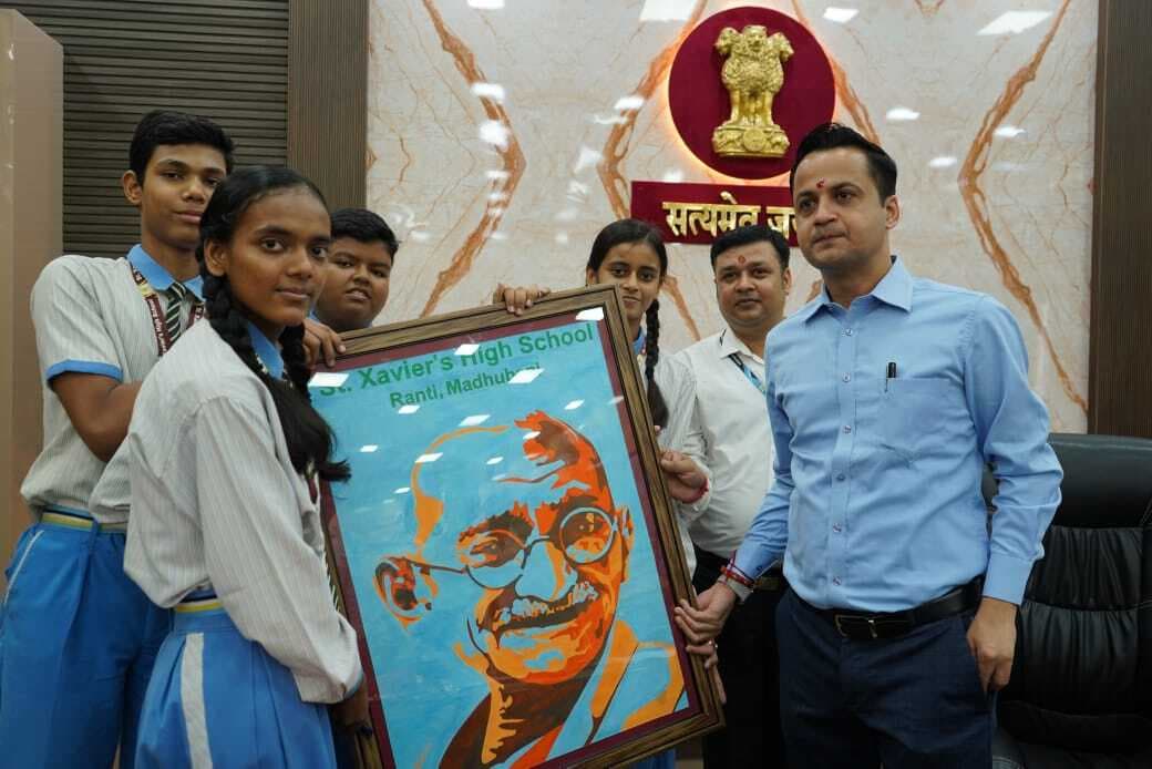 Madhubani News : रक्षाबंधन आपसी विश्वास, सुरक्षा व प्रेम का प्रतीक : डीएम