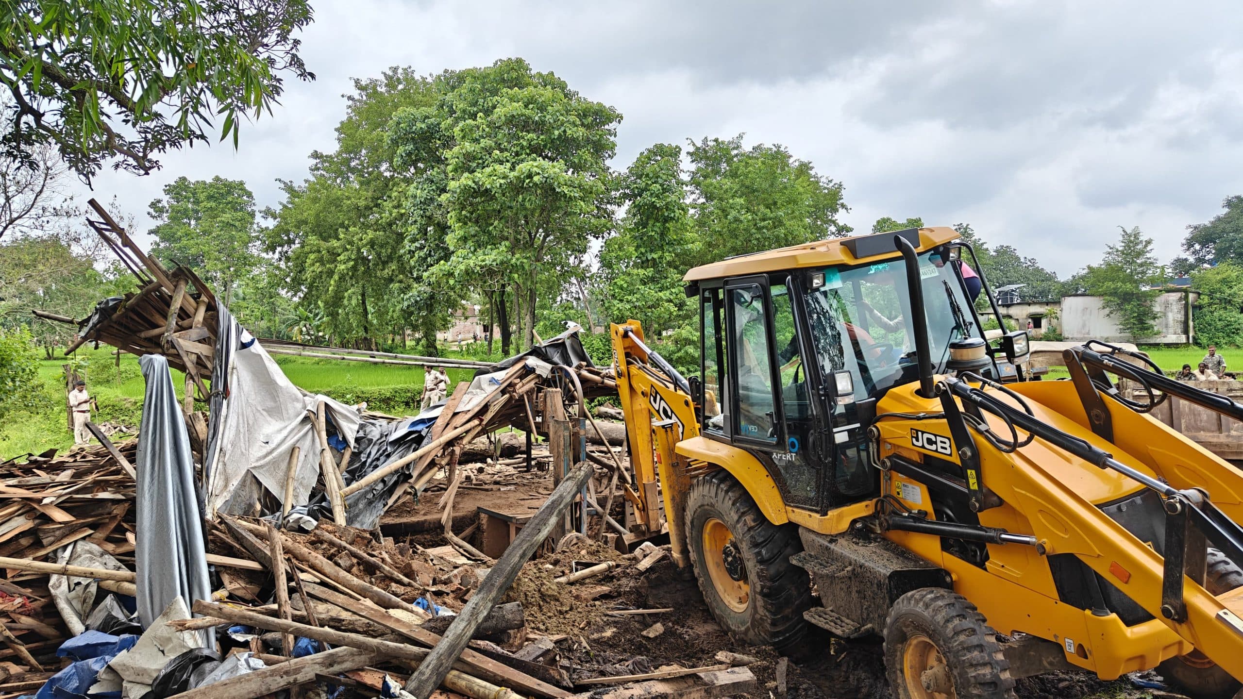 Giridih News : वन विभाग ने सात अवैध आरा मिलों को किया ध्वस्त