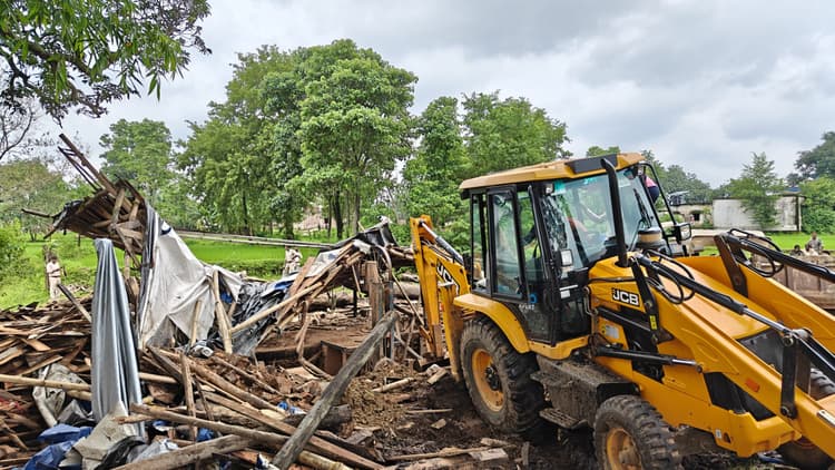 Giridih News : वन विभाग ने सात अवैध आरा मिलों को किया ध्वस्त