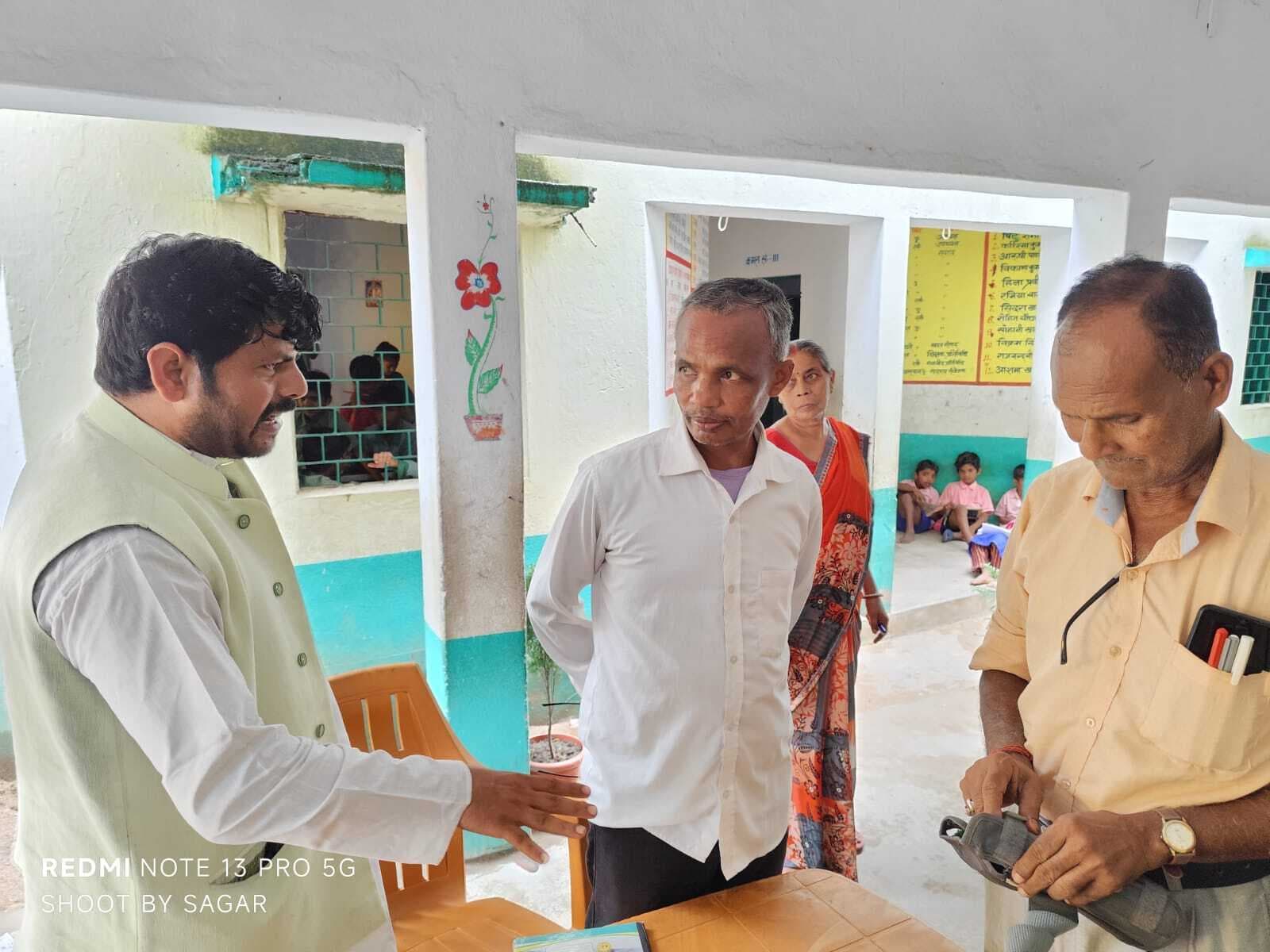 Giridih News : हाजिरी बनाकर चले जाते हैं शिक्षक व प्रधानाध्यापक