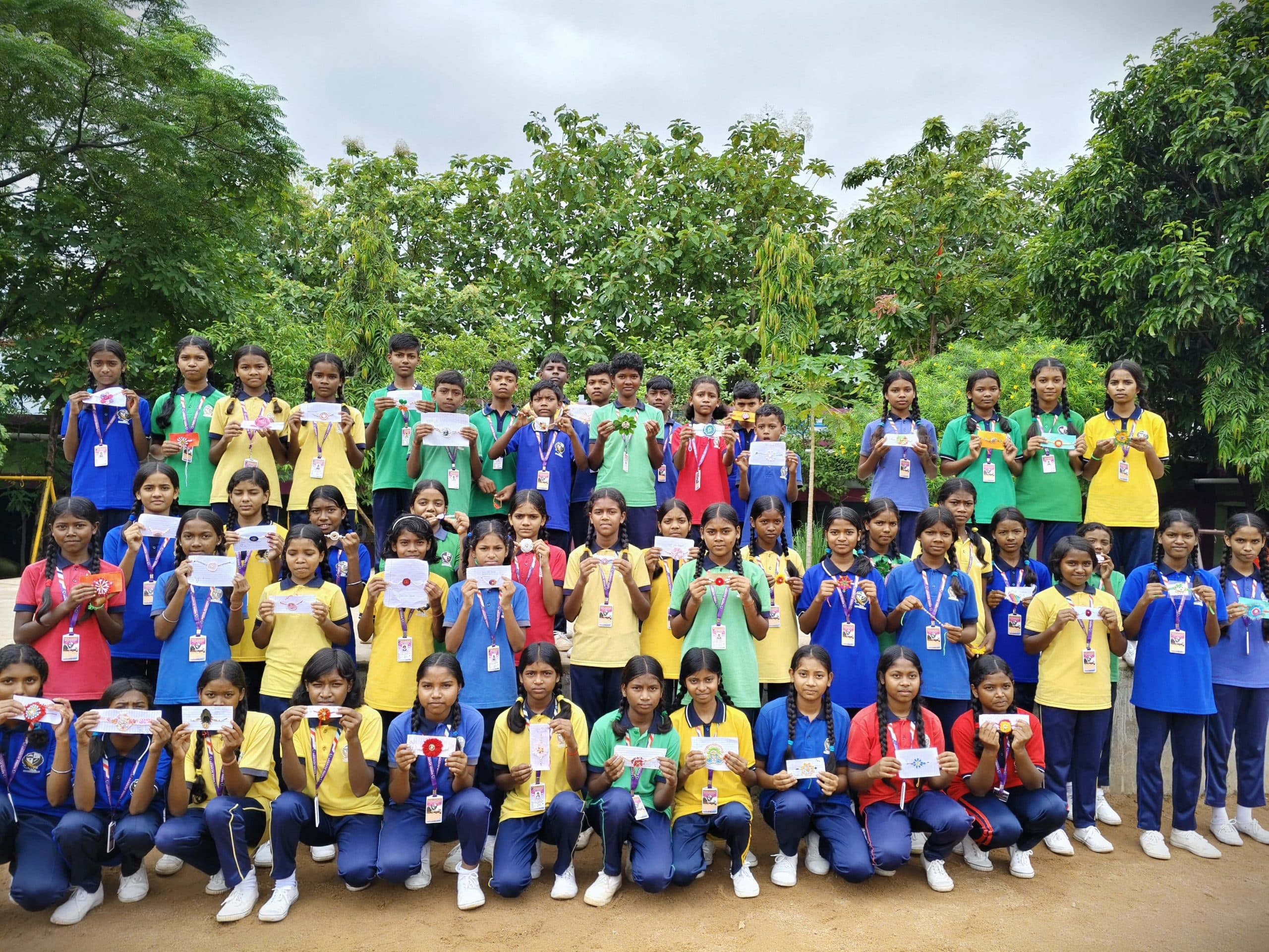 स्कूली बच्चों ने बनायी रंग-बिरंगे राखी