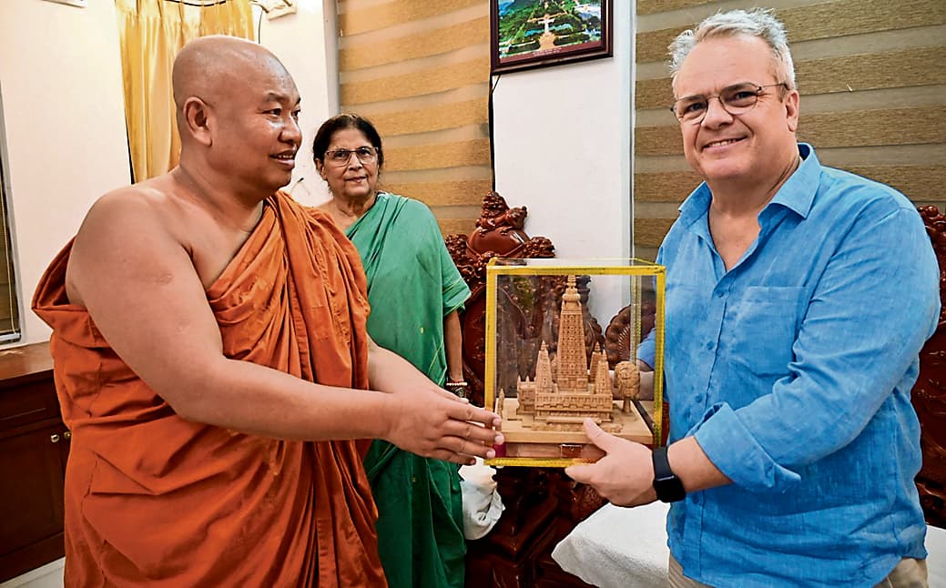 Gaya News : यूनेस्को के डायरेक्टर ने महाबोधि मंदिर में की पूजा