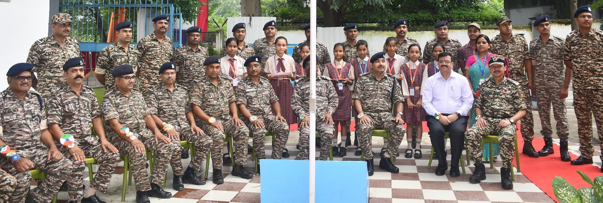 Bokaro News : डीएवी चार की छात्राओं ने सीआरपीएफ जवानों को बांधी राखी