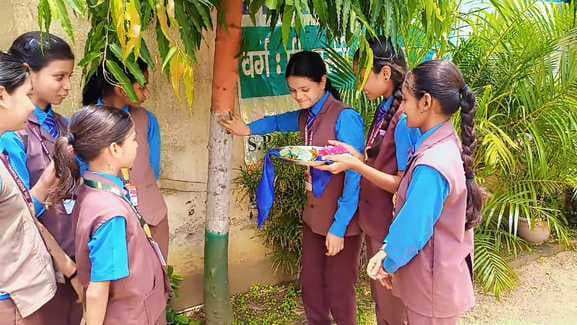 रक्षाबंधन पर छात्राओं ने पेड़ों को बांधी राखी, संरक्षण का लिया संकल्प