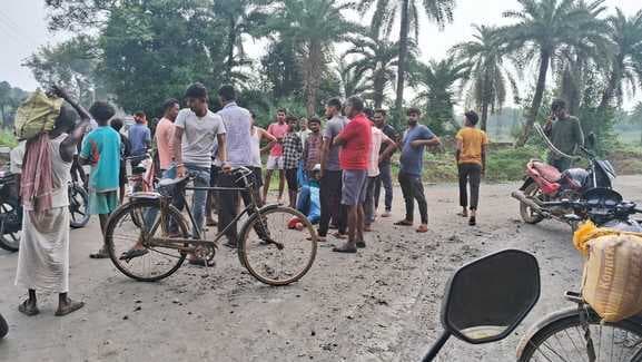 एनएच फोर लाइन अंडरपास के समीप सड़क हादसा, बाइक सवार युवक व छात्रा घायल