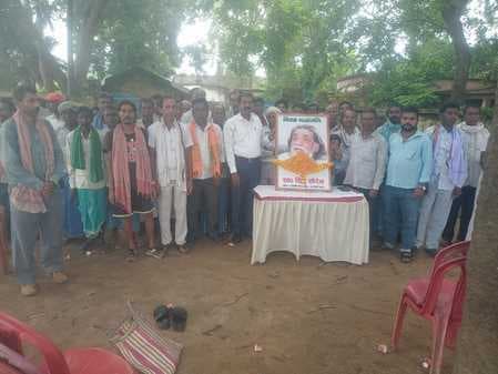 झारखंड ने खोया अपना अभिभावक, दिशोम गुरु को ग्राम प्रधानों व ग्रामीणों ने दी श्रद्धांजलि