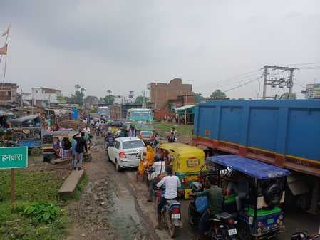 हनवारा-सन्हौला मुख्य मार्ग पर लगा भीषण जाम, फंसे रहे स्कूली बच्चे, यात्री और व्यापारी