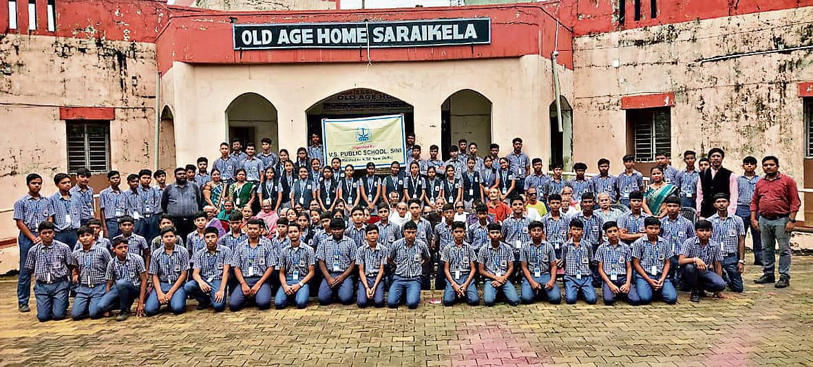 Seraikela Kharsawan News : वीएस पब्लिक स्कूल के विद्यार्थियों ने वृद्धाश्रम में मनाया रक्षाबंधन
