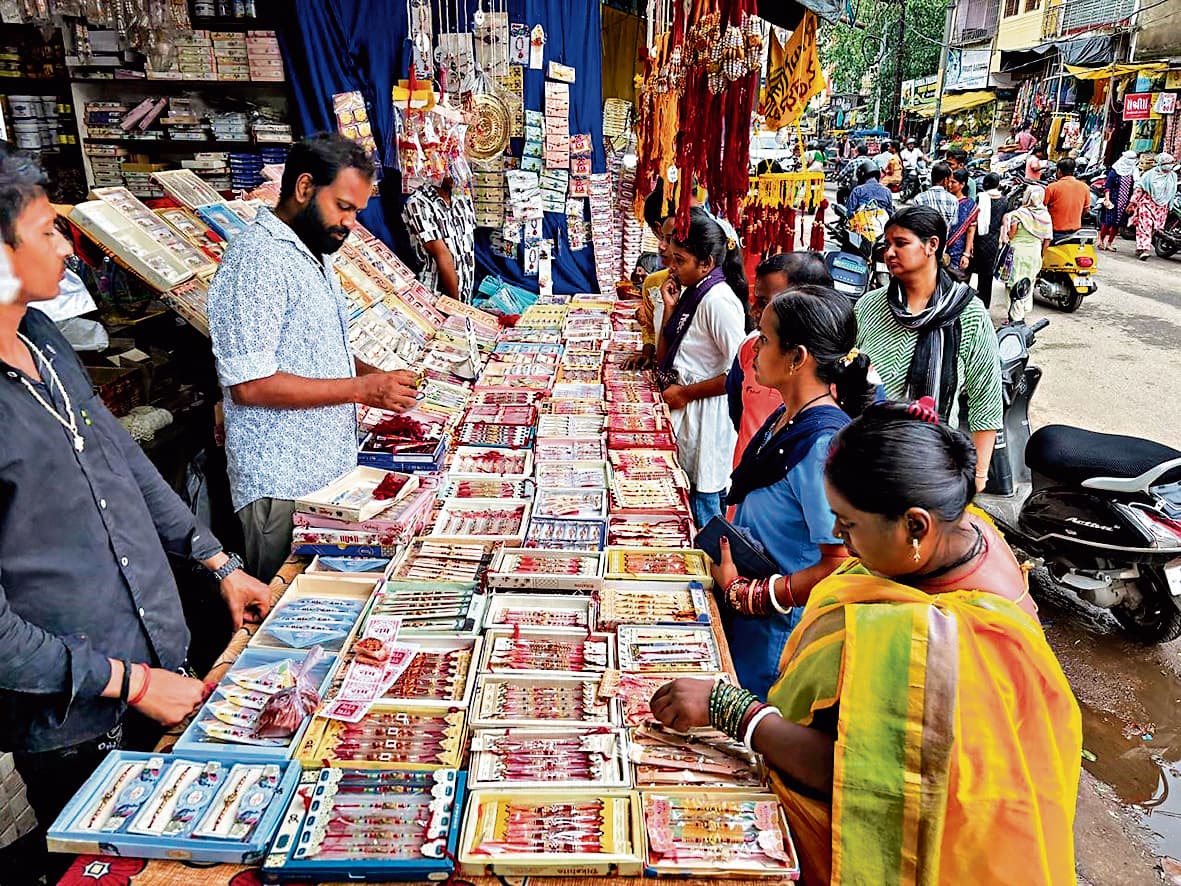 Rourkela News: बहनें सजायेंगी भाई की कलाई, राखी, मिठाई व कपड़ों की हुई जमकर खरीदारी