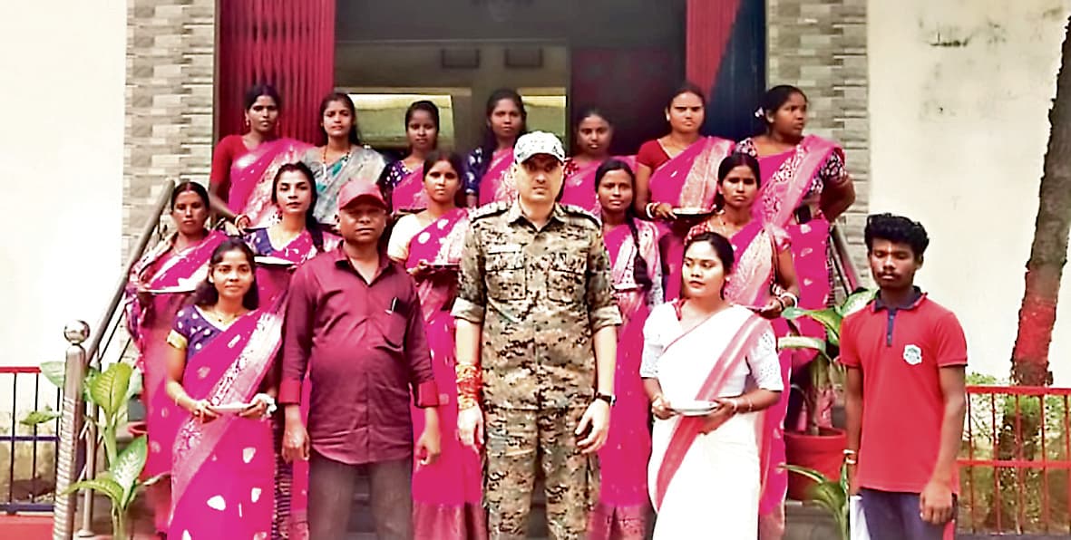 Seraikela Kharsawan News : एकल नारी अभियान की महिलाओं ने थाना में जवानों को बांधी राखी