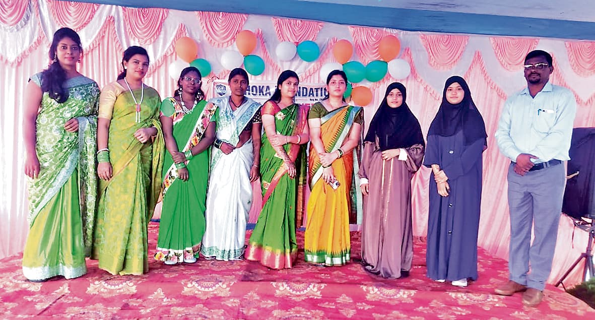 Seraikela Kharsawan News : मुस्कान व नासरीन की मेहंदी को पहला पुरस्कार