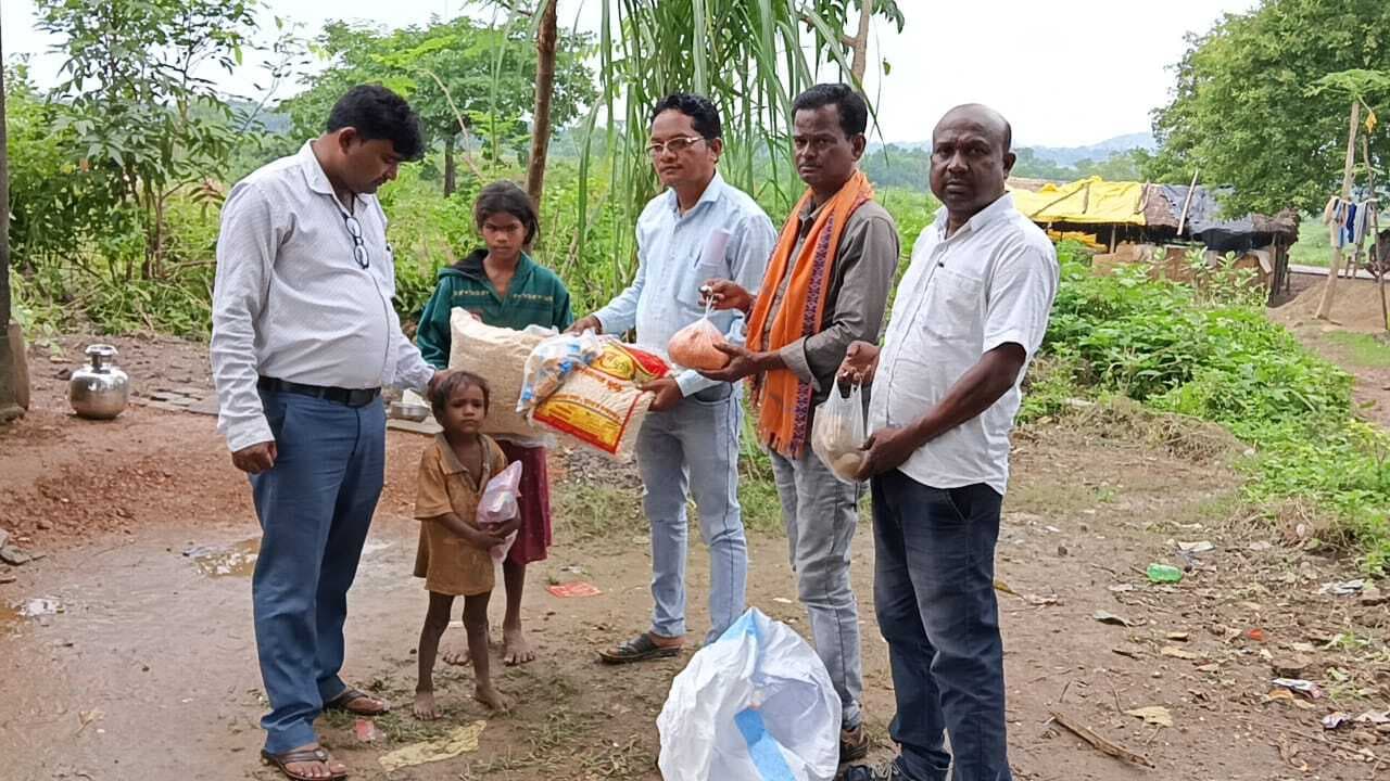 East Singhbhum News : पांच अनाथ सबर बच्चों की मदद को बढ़े हाथ