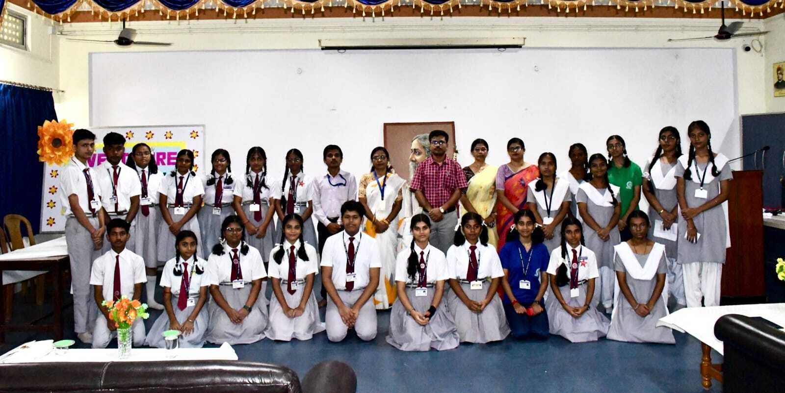 East Singhbhum News : संत नंदलाल विद्या मंदिर में पुस्तक समीक्षा प्रतियोगिता आयोजित हुई