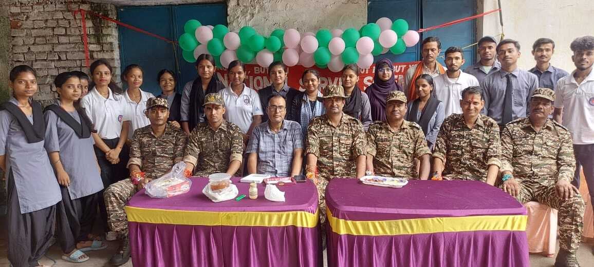 Bokaro News : छात्राओं ने जवानों को बांधी राखी