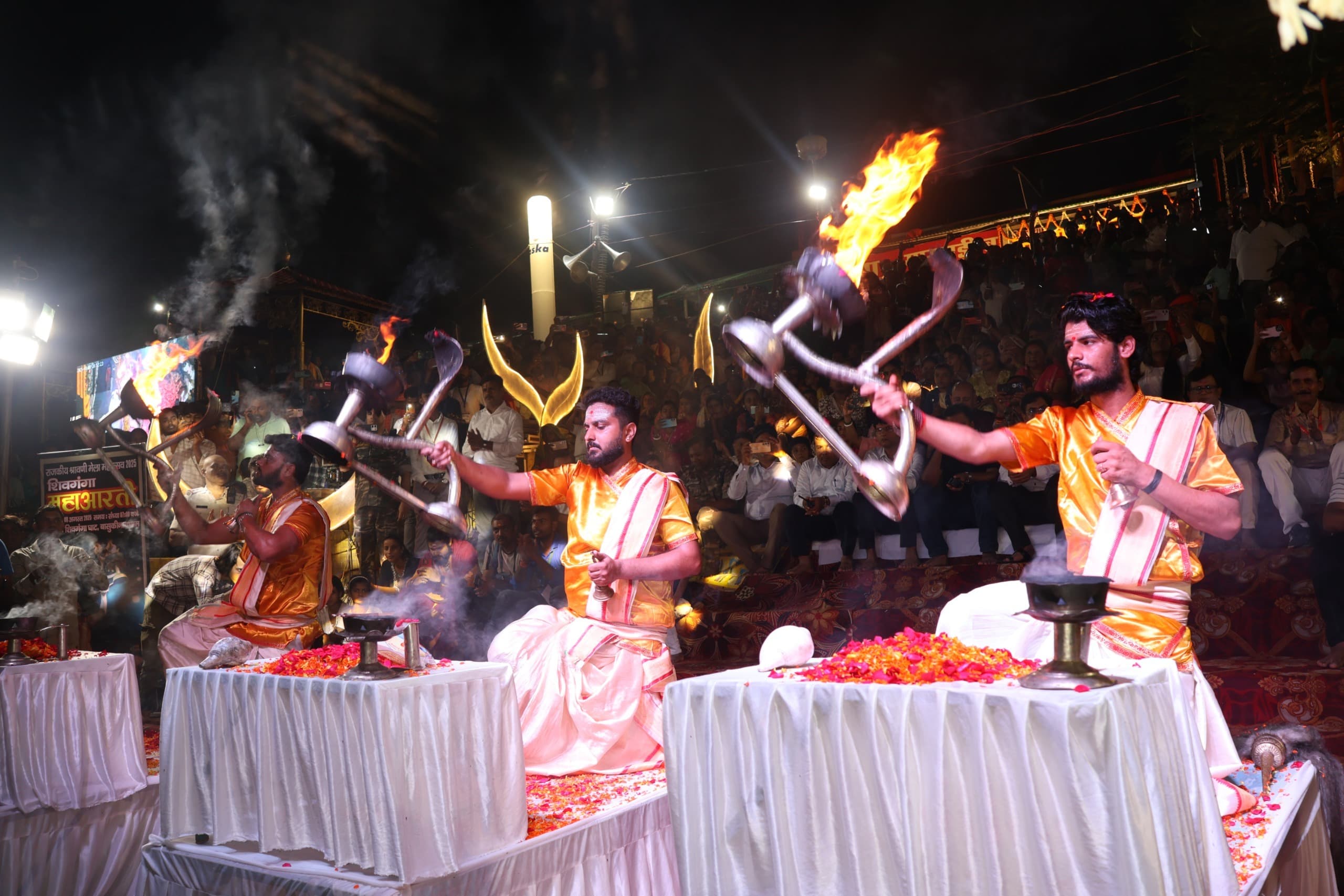 बासुकिनाथ में वाराणसी की तर्ज पर हुई महाआरती