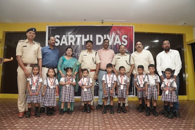 Jamshedpur News : सिर की सुरक्षा के लिए हेलमेट पहनें, पुलिस से बचने के लिए नहीं : ट्रैफिक डीएसपी