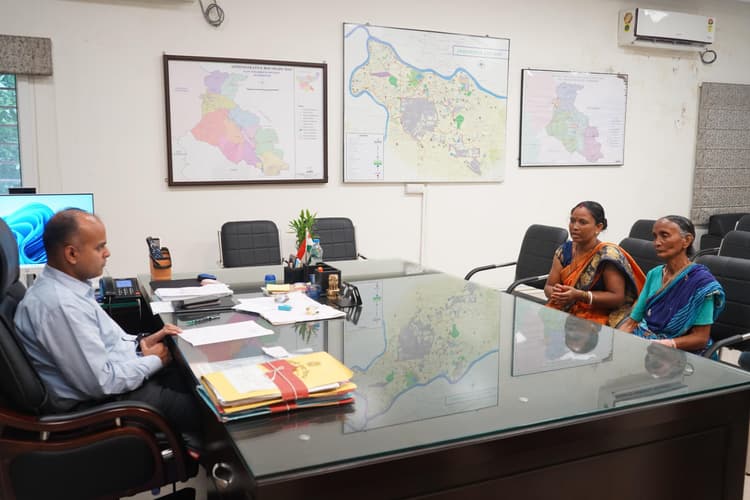 Jamshedpur News : उपायुक्त से बोले फरियादी- दबंगों ने जमीन पर कब्जा कर लिया, मदद कीजिये