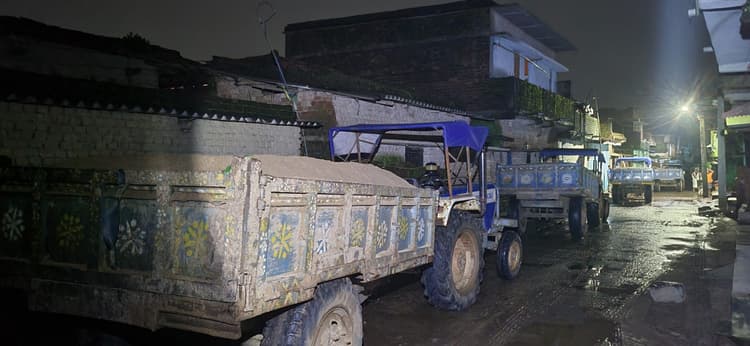 Dhanbad News : तोपचांची गांव में ग्रामीणों ने छह बालू ट्रैक्टर जब्त कर पुलिस को सौंपा