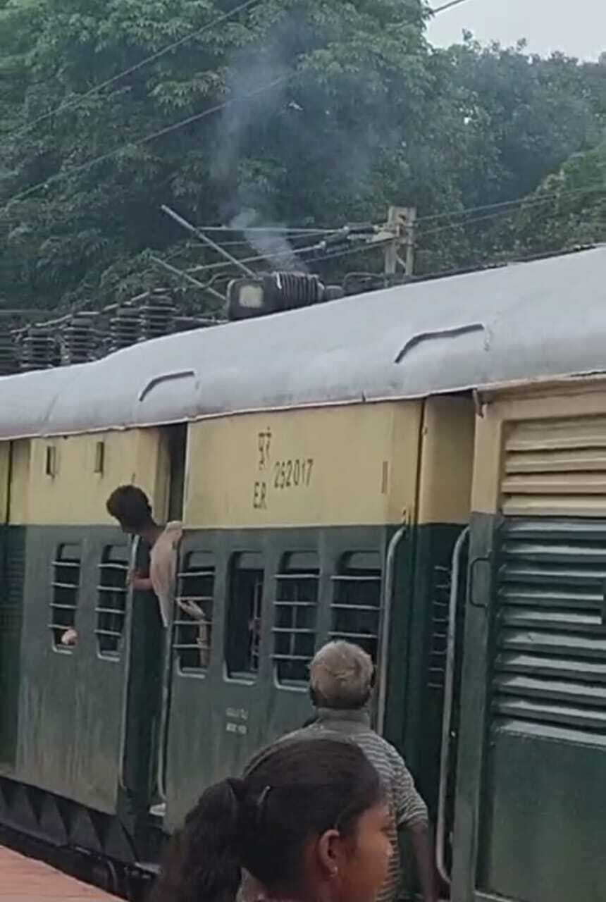 Dhanbad News : अप गया-आसनसोल इएमयू ट्रेन के इंजन से निकला धुआं, मची अफरातफरी