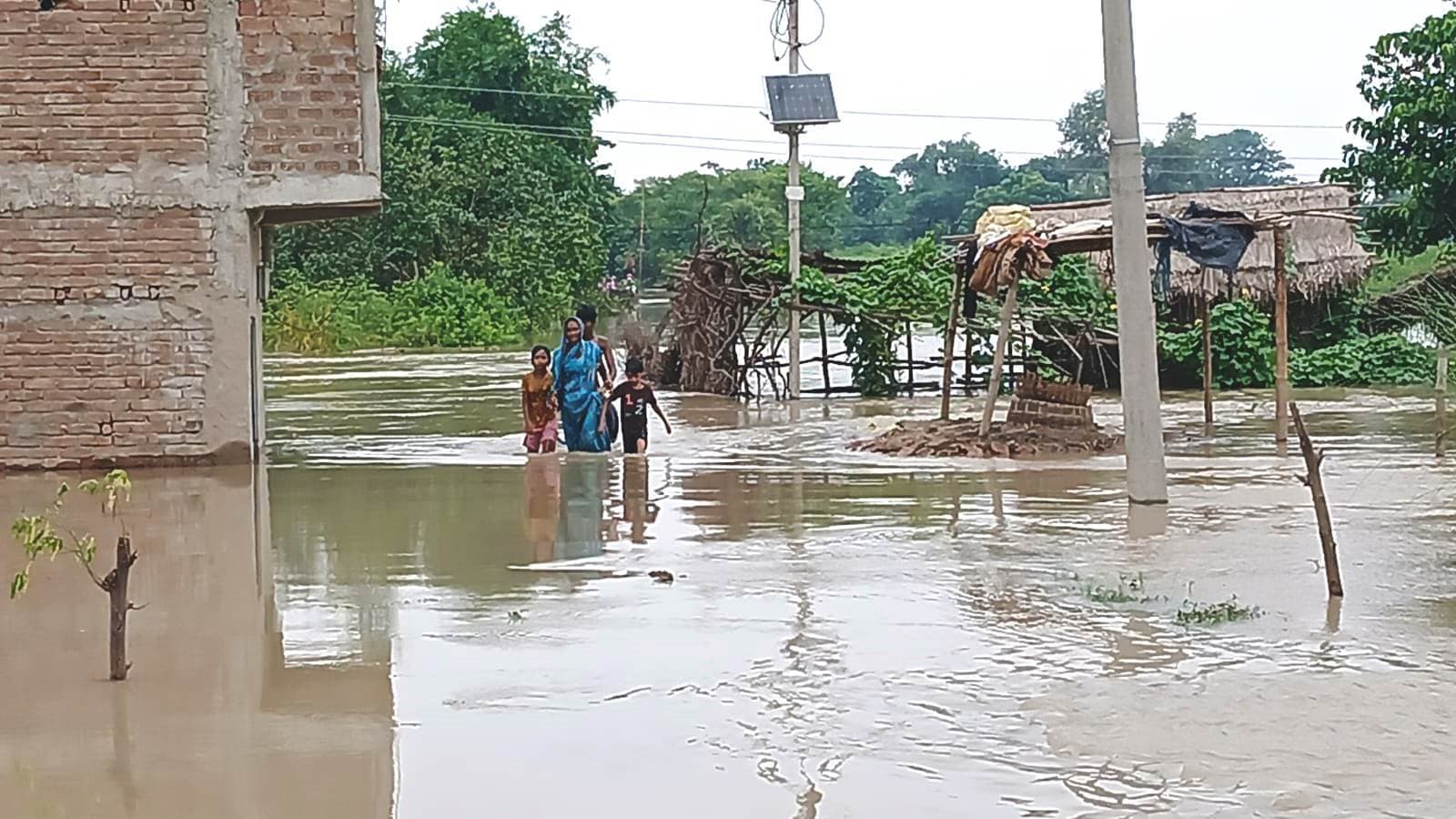 Bhagalpur news गंगा का जलस्तर बढ़ा, कई गांव डूबे, लोग कर रहे पलायन