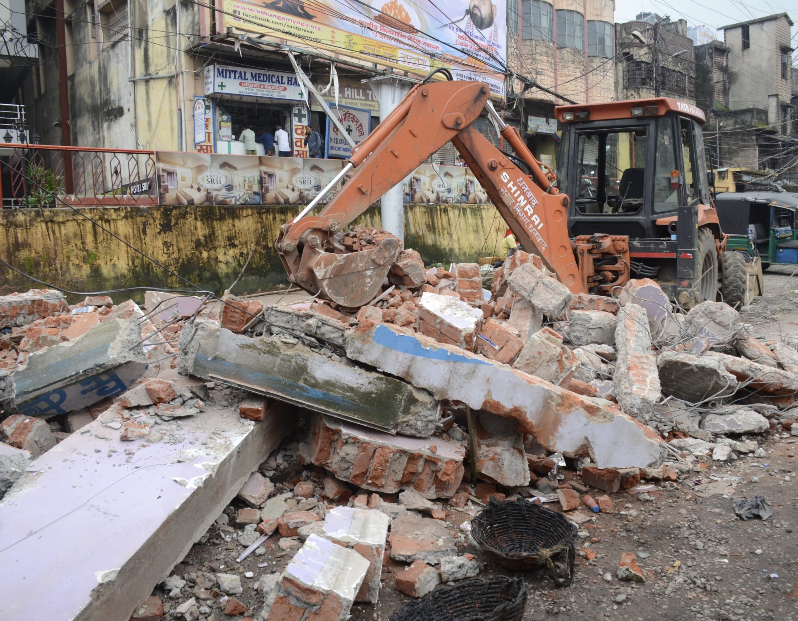 Dhanbad News: गया पुल के पास वाटर एटीएम को किया ध्वस्त, नाला की करायी सफाई