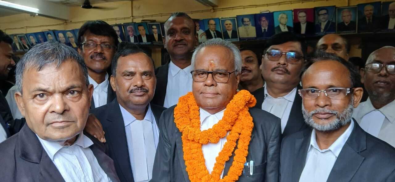 Dhanbad News: बार एसोसिएशन चुनाव : कंसारी मंडल, जितेंद्र समेत 58 उम्मीदवारों ने भरे पर्चे