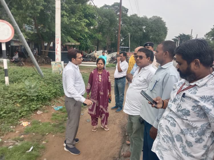 अधिकारियों ने लिया स्कूल के आगे जलजमाव का जायजा