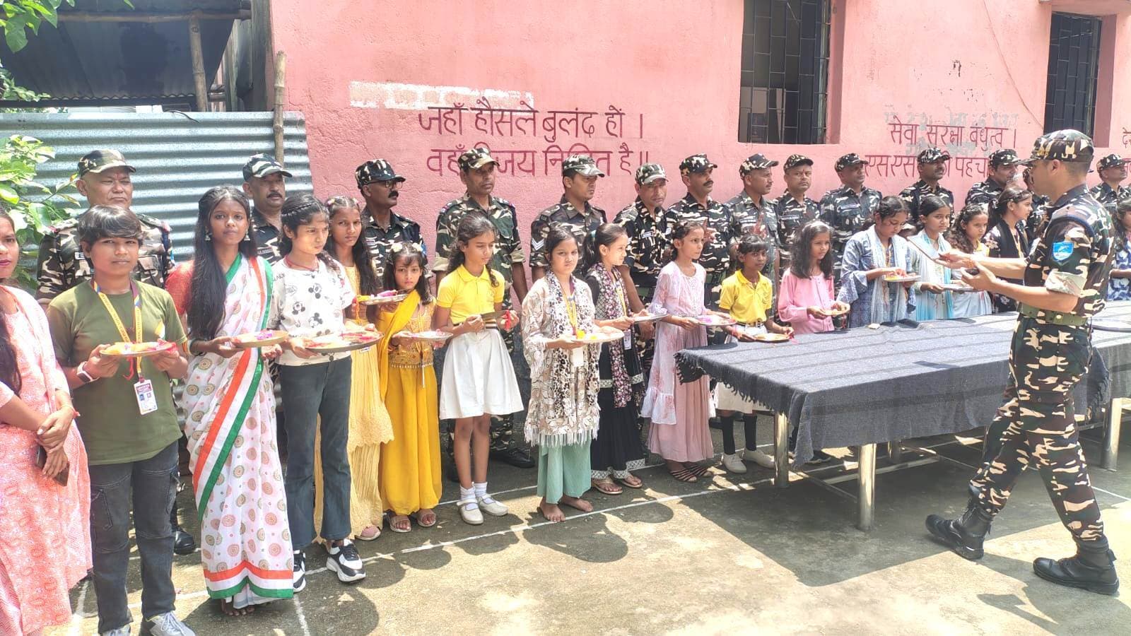 छात्राओं ने एसएसबी के जवानों को बांधी राखी