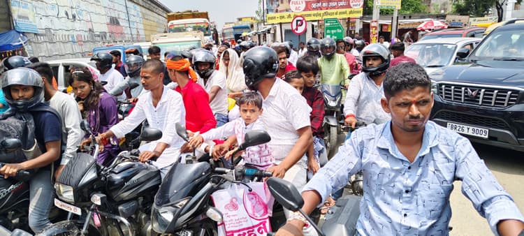 तीन किलोमीटर की सड़क पूरी तरह जाम, कराहते रहे वाहन व लोग