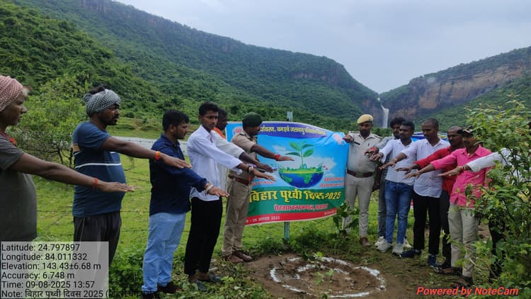 रक्षासूत्र बांध पौधों का संरक्षण का लिया संकल्प