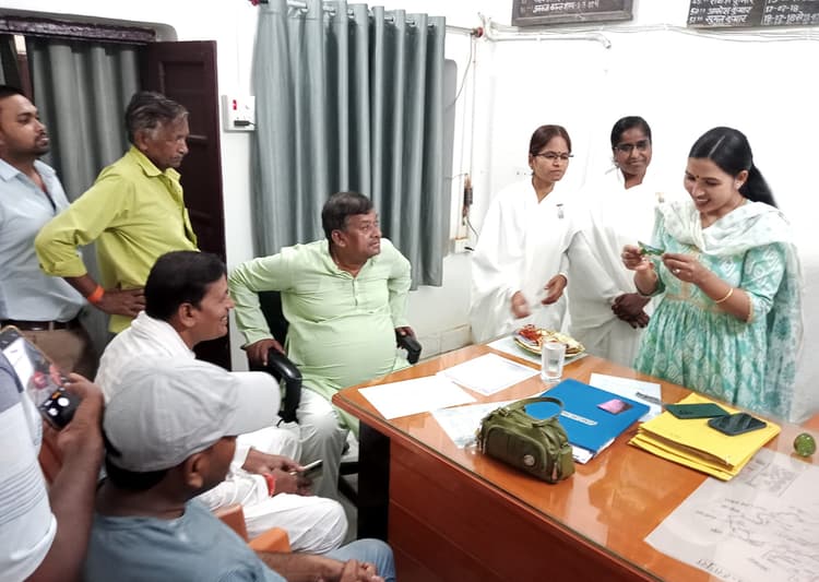 ब्रह्माकुमारी की  बहनों ने सीओ  व प्रमुख को बांधा रक्षासूत्र