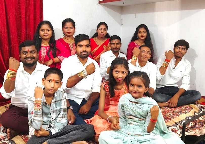बहनों ने कलाइयों पर बांधी राखी, तो भाइयों ने दिया रक्षा का वचन