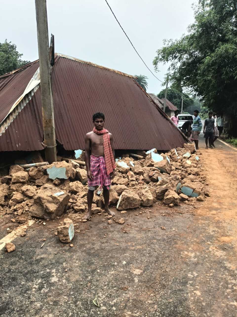 सड़क पर गिरा घर, ग्रामीणों ने बहाल की आवाजाही