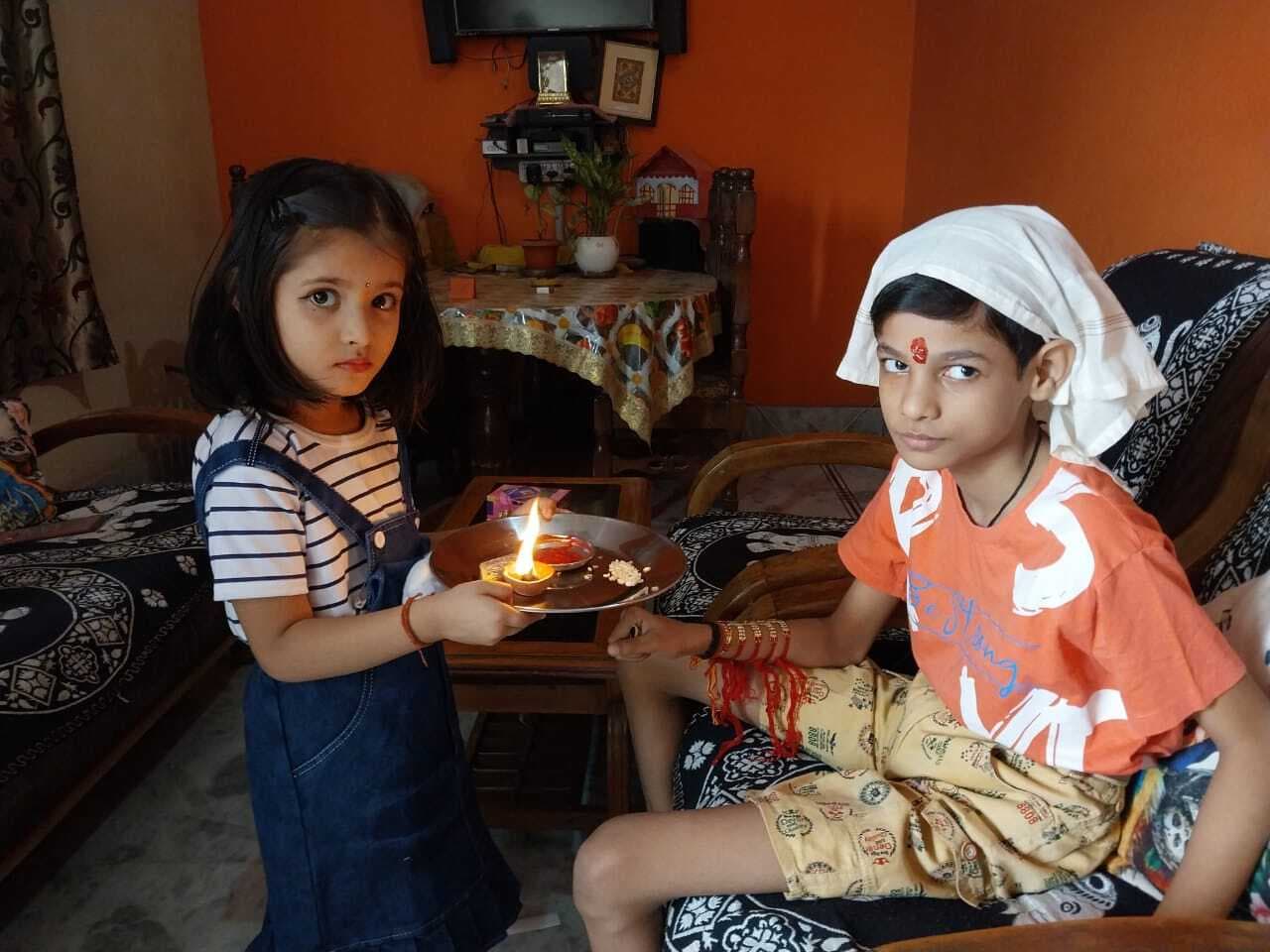 Motihari : जिले में हर्षोल्लास के साथ मनाया गया रक्षाबंधन, राखियों और मिठाइयों से सजा बाजार