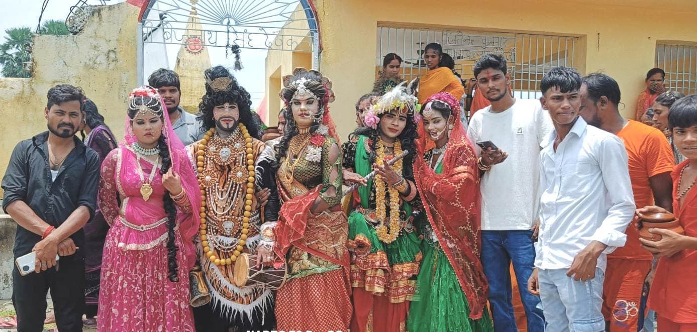 देवकली बुढ़वा मंदिर से  निकाली गयी कांवर यात्रा, बरसाये फूल