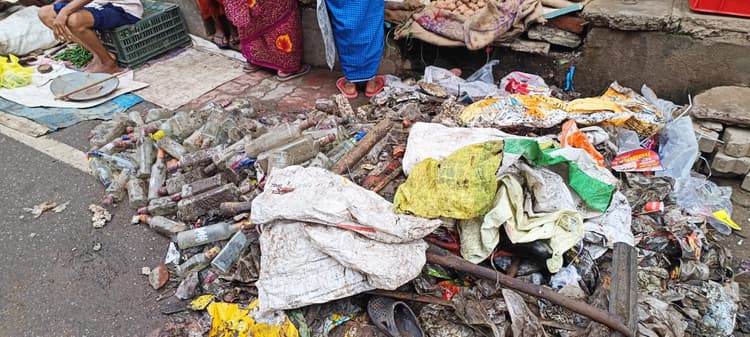 नालियों के सिल्ट के साथ निकल रहीं शराब की बोतलें